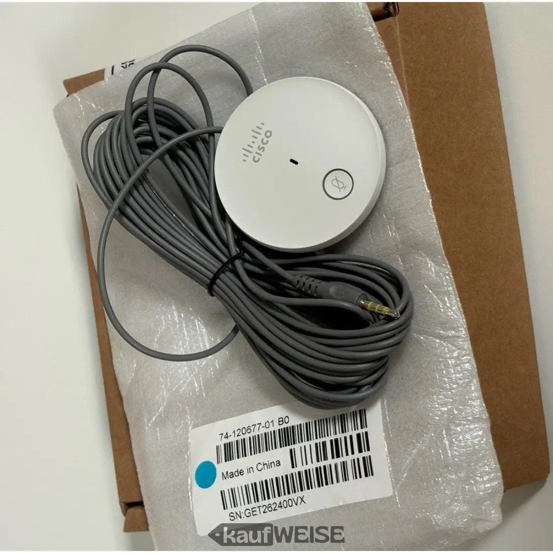 Weißer runder Cisco Konferenzlautsprecher mit langem grauen Audiokabel für Webex Room 55