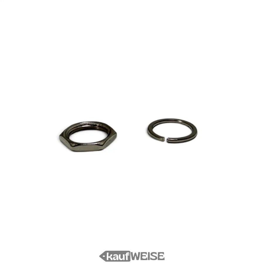 Mutter und Ring liegen bei