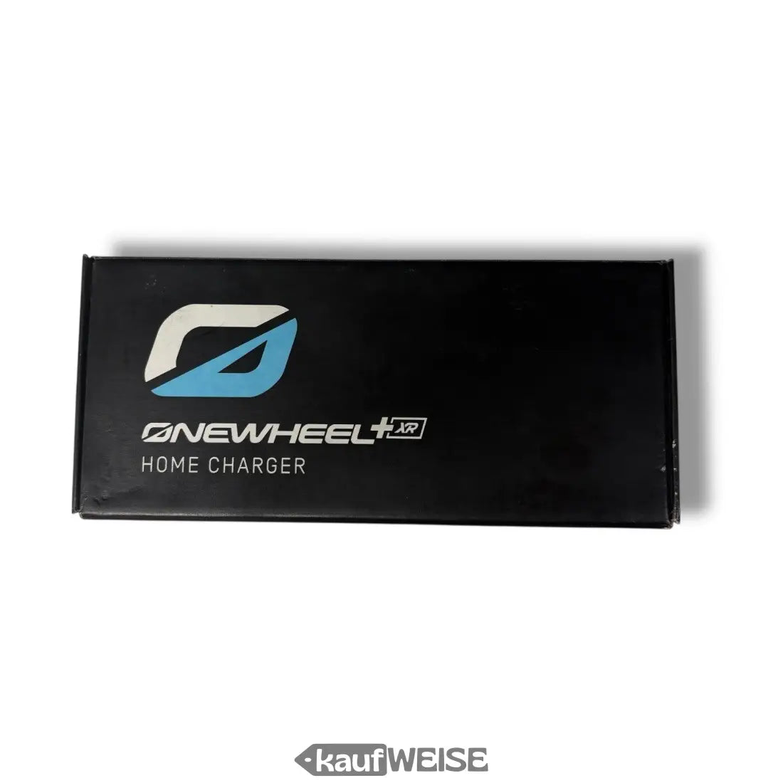 Schwarzer Onewheel+ Ladegerät zu Hause mit blau-weißem Logo