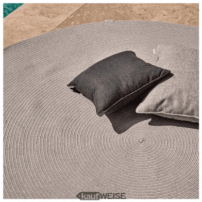 Runder Weishäupl Outdoor-Teppich mit stilvollem Design und gemütlichen Kissen